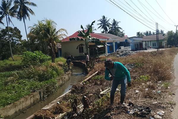 Jumat Bersih, Kepala Desa Suka Bandung Bersama Perangkat Desa Membersihkan Lokasi Kantor Desa