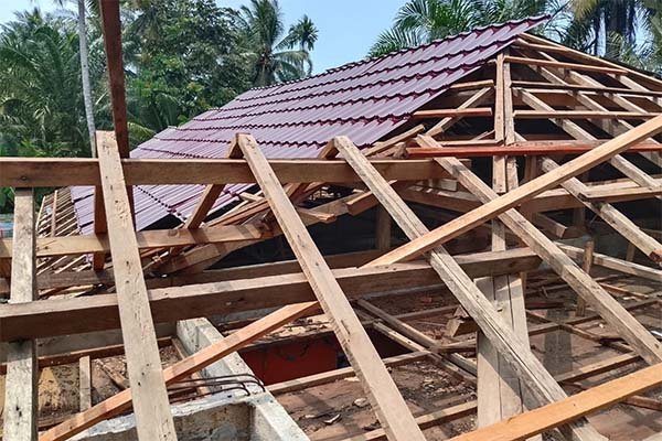 Diduga Gunakan Reng Kayu Bekas dan Tidak Sesuai RAB, Pengerjaan Revitalisasi TK Uswatun Hasana Disorot