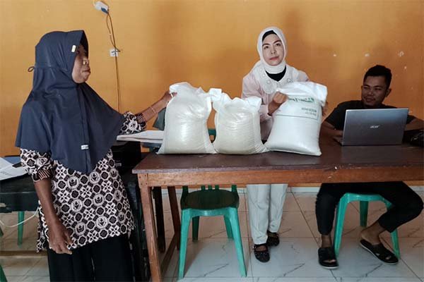 Desa Tungkal Dua Mulai Salurkan Bantuan Pangan Setiap Keluarga Penerima Terima 30 Kg Beras Sekaligus